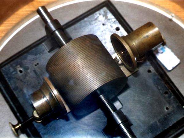 Gros plan sur le cylindre du phonographe